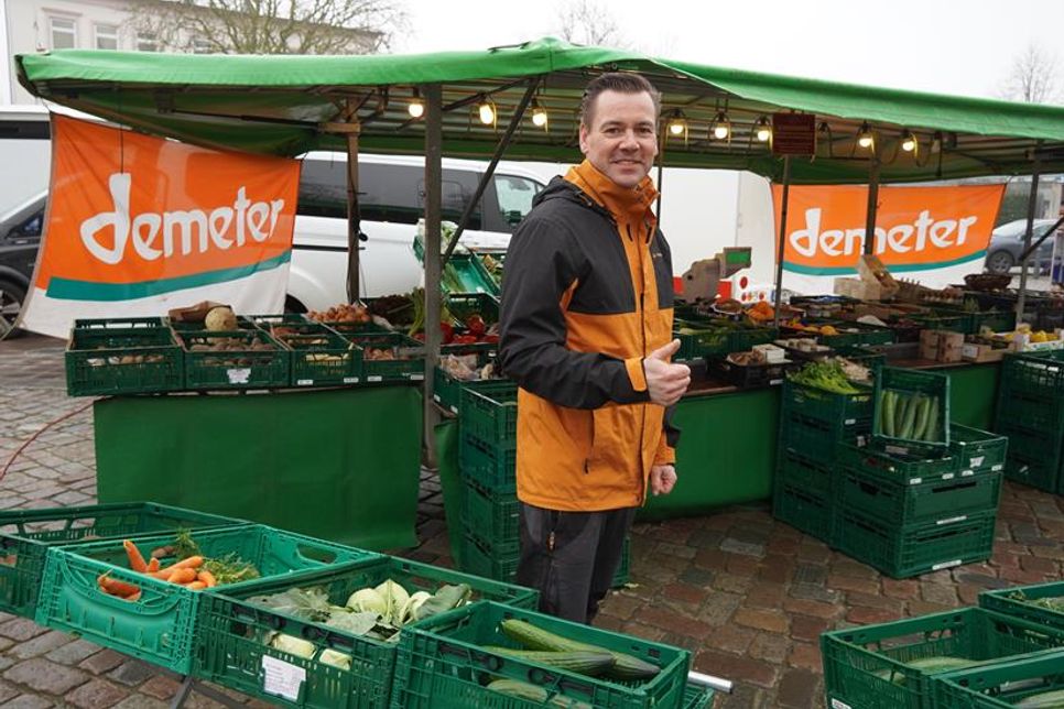 Nils Hilbert ist dienstags und freitags mit knackfrischer Ware auf dem Neustädter Wochenmarkt präsent.