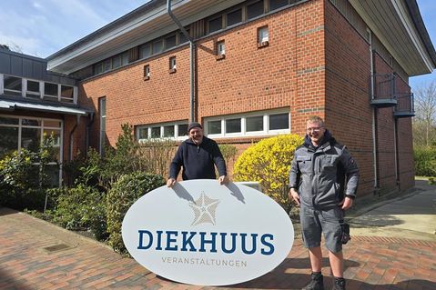 Große Schilder machen darauf aufmerksam: Im „Diekhuus“ ist der neue Veranstaltungsraum von Kellenhusen.