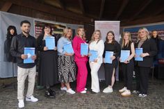 Die eneun Fachkräfte nach dem Erhalt ihres Prüfungszeugnisses.