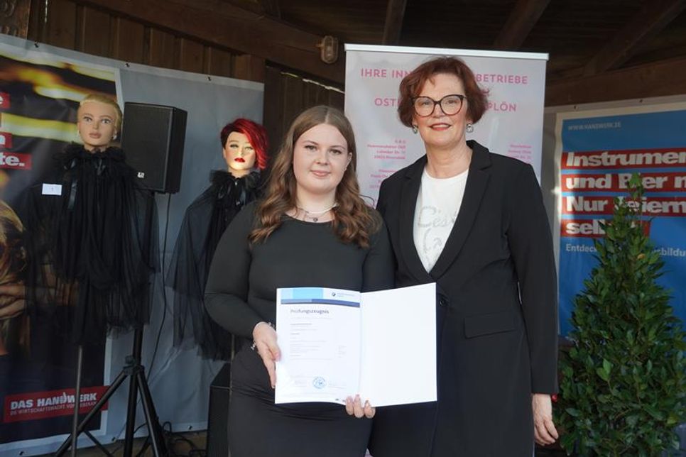 Obermeisterin Kirstin Voß (re.) mit Lenja Schmedemann, eine der Prüfungsbesten.