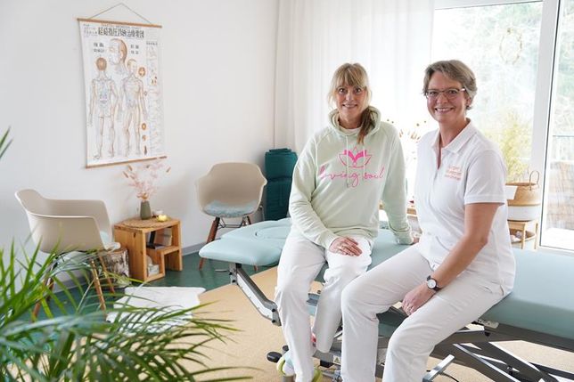 Tanja Hildebrandt (lks.) und Kirsten Olfermann verfolgen einen ganzheitlichen Behandlungsansatz und spüren mit viel Zuwendung und Feingefühl auf, wo die Ursachen der Beschwerden liegen könnten.