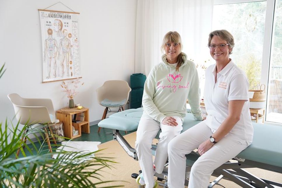 Tanja Hildebrandt (lks.) und Kirsten Olfermann verfolgen einen ganzheitlichen Behandlungsansatz und spüren mit viel Zuwendung und Feingefühl auf, wo die Ursachen der Beschwerden liegen könnten.