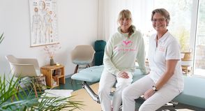 Tanja Hildebrandt (lks.) und Kirsten Olfermann verfolgen einen ganzheitlichen Behandlungsansatz und spüren mit viel Zuwendung und Feingefühl auf, wo die Ursachen der Beschwerden liegen könnten.