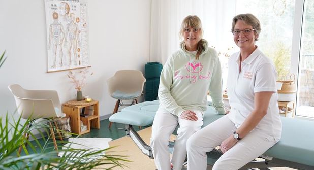 Tanja Hildebrandt (lks.) und Kirsten Olfermann verfolgen einen ganzheitlichen Behandlungsansatz und spüren mit viel Zuwendung und Feingefühl auf, wo die Ursachen der Beschwerden liegen könnten.