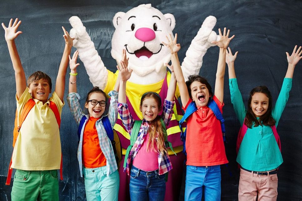 „Richtige Mülltrennung: Das schaffst du!“ - einfache Tipps für richtige Abfalltrennung gibt der Trenn-Bär der Initiative „Mülltrennung wirkt“ mit einer neuen Trenntabelle für Kinder. (Foto: Initiative „Mülltrennung wirkt“ / Marcella Merk)