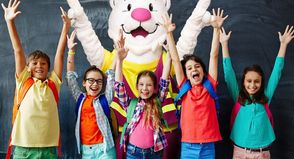 „Richtige Mülltrennung: Das schaffst du!“ - einfache Tipps für richtige Abfalltrennung gibt der Trenn-Bär der Initiative „Mülltrennung wirkt“ mit einer neuen Trenntabelle für Kinder. (Foto: Initiative „Mülltrennung wirkt“ / Marcella Merk)