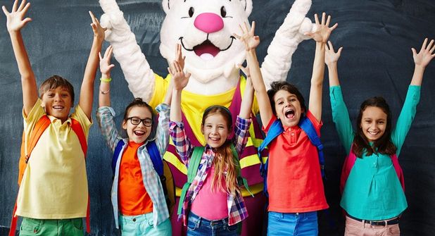 „Richtige Mülltrennung: Das schaffst du!“ - einfache Tipps für richtige Abfalltrennung gibt der Trenn-Bär der Initiative „Mülltrennung wirkt“ mit einer neuen Trenntabelle für Kinder. (Foto: Initiative „Mülltrennung wirkt“ / Marcella Merk)