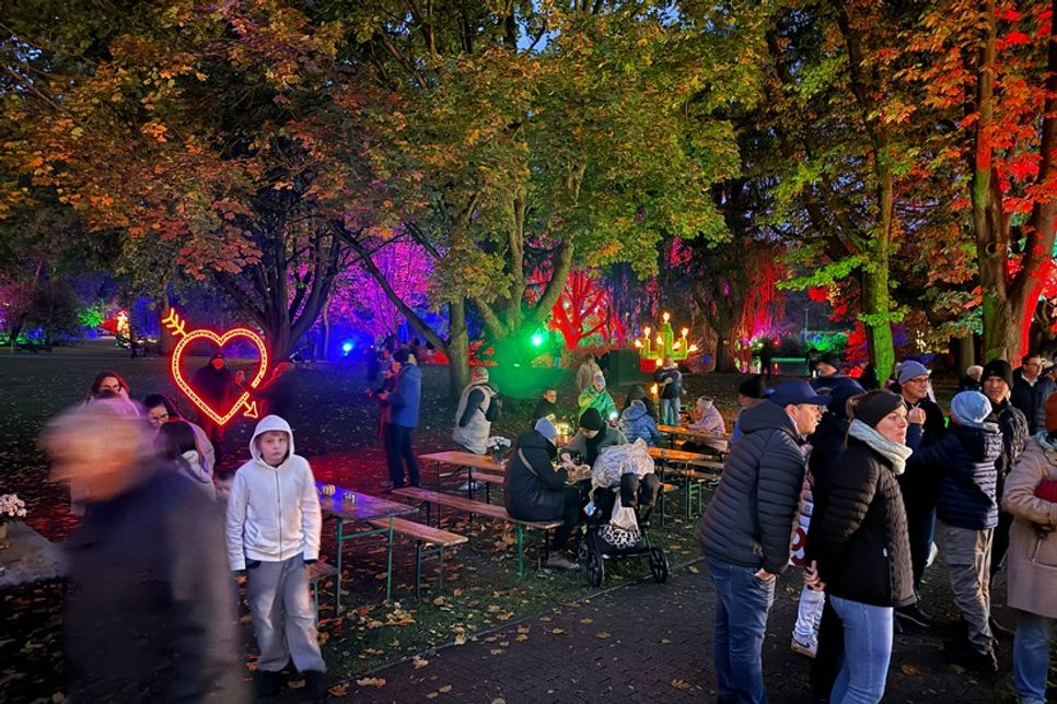 Im Lichterdorf genossen viele die Livemusik und gönnten sich eine kleine Pause.