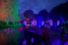 Der Teich im Kurpark wurde durch die Spiegelungen der bunten Lichter selbst zum Teil des Lichtermeers und bot einen wunderschönen Anblick.