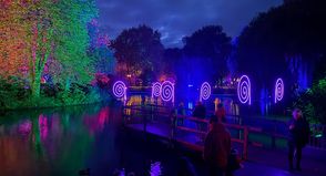 Der Teich im Kurpark wurde durch die Spiegelungen der bunten Lichter selbst zum Teil des Lichtermeers und bot einen wunderschönen Anblick.