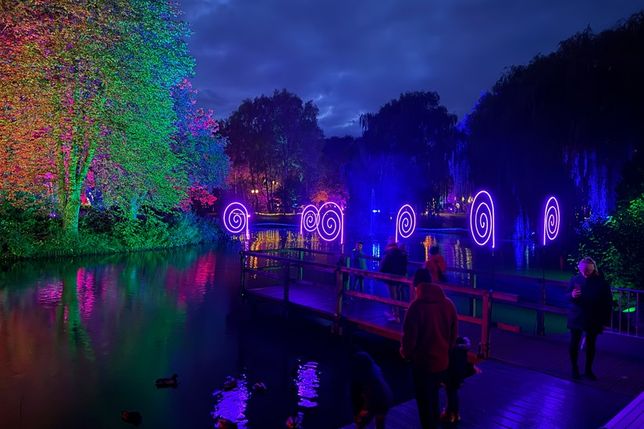 Der Teich im Kurpark wurde durch die Spiegelungen der bunten Lichter selbst zum Teil des Lichtermeers und bot einen wunderschönen Anblick.