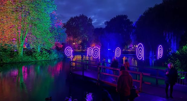 Der Teich im Kurpark wurde durch die Spiegelungen der bunten Lichter selbst zum Teil des Lichtermeers und bot einen wunderschönen Anblick.