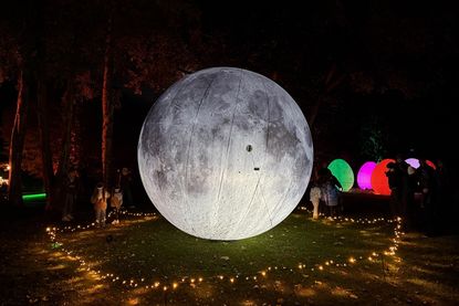 Der riesige Mond bot ein tolles Fotomotiv, vor allem für das Schattenspiel.