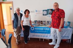 Elke Ahlering (Mi.) vom Weissen Ring mit der stellvertretenden Seniorenvertreterin Jutta Tamm und dem Vorsitzenden Wolfgang Klein.