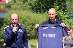 Sowohl der Kiwanis Club Ostholstein als auch die BSG Eutin stehen für die Stärkung von Kindern: Kiwanis-Sekretär Carsten Saggau (rechts) und BSG-Vorstandsmitglied Frank Lunau bei der Übergabe der T-Shirts an die BSG-Tanzkinder.