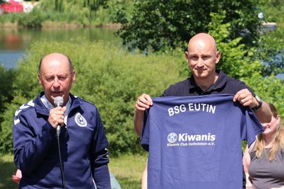 Sowohl der Kiwanis Club Ostholstein als auch die BSG Eutin stehen für die Stärkung von Kindern: Kiwanis-Sekretär Carsten Saggau (rechts) und BSG-Vorstandsmitglied Frank Lunau bei der Übergabe der T-Shirts an die BSG-Tanzkinder.