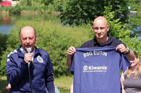 Sowohl der Kiwanis Club Ostholstein als auch die BSG Eutin stehen für die Stärkung von Kindern: Kiwanis-Sekretär Carsten Saggau (rechts) und BSG-Vorstandsmitglied Frank Lunau bei der Übergabe der T-Shirts an die BSG-Tanzkinder.