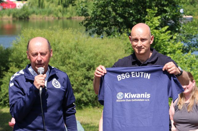 Sowohl der Kiwanis Club Ostholstein als auch die BSG Eutin stehen für die Stärkung von Kindern: Kiwanis-Sekretär Carsten Saggau (rechts) und BSG-Vorstandsmitglied Frank Lunau bei der Übergabe der T-Shirts an die BSG-Tanzkinder.