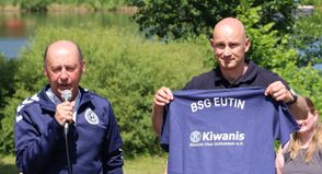 Sowohl der Kiwanis Club Ostholstein als auch die BSG Eutin stehen für die Stärkung von Kindern: Kiwanis-Sekretär Carsten Saggau (rechts) und BSG-Vorstandsmitglied Frank Lunau bei der Übergabe der T-Shirts an die BSG-Tanzkinder.