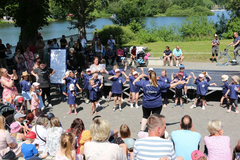 Einer der „Top Acts“ beim Kiwanis-Kinder-Sommerfest in Eutin: die Tanzkids der BSG Eutin mit Übungsleiterin Stefanie Nörenberg.