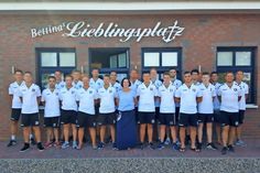 1. Herren Fußballmannschaft des TSV Neustadt mit Bettina Mihailiuk (Mitte).