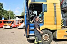 Tobias Heinelt erklärt die Auf- und Einbauten beim LKW