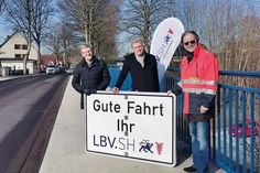 Bürgermeister Sven Partheil-Böhnke (von links), Verkehrsminister Dr. Bernd Buchholz und LBV-Direktor Torsten Conradt freuen sich über die Fertigstellung der neuen Brücke, die in der Bahnhofstraße über die B 76 führt.