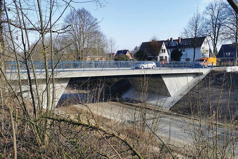 Die neue Brücke, die in der Bahnhofstraße in Timmendorfer Strand über die B 76 führt, ist jetzt offiziell für den Straßenverkehr freigegeben.