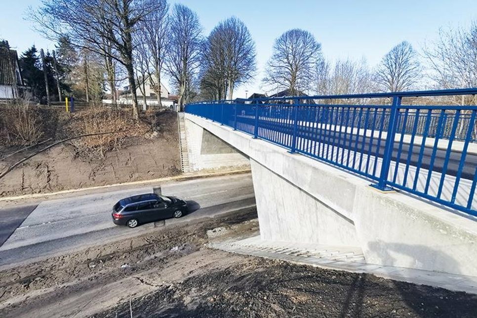 Die neue Brücke, die in der Bahnhofstraße in Timmendorfer Strand über die B 76 führt, ist jetzt offiziell für den Straßenverkehr freigegeben.