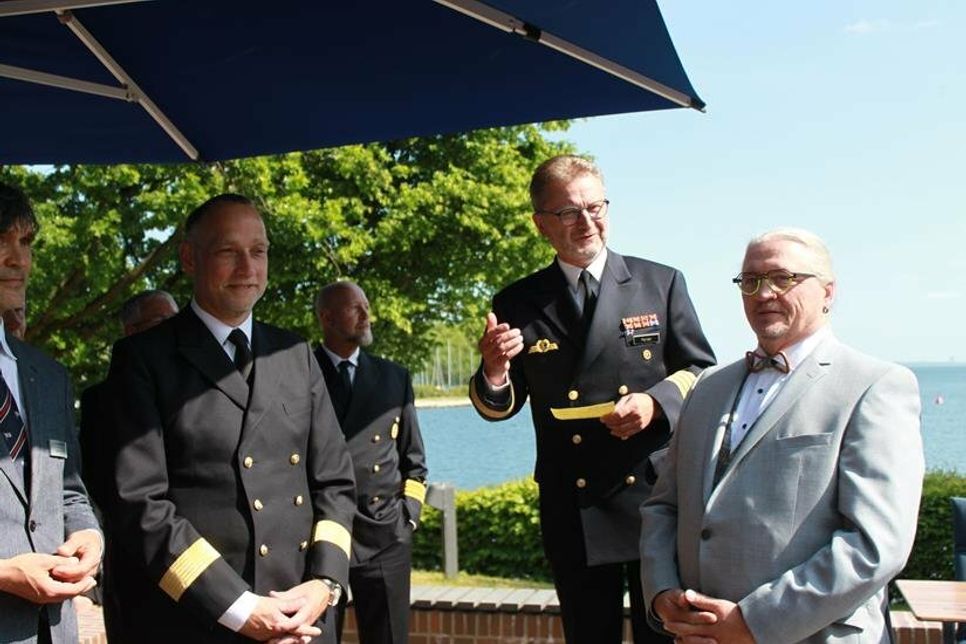 Kommandeur und Kapitän zur See Eckardt Menzel (2. v. re.) begrüßte die zahlreichen Gäste vor der Offiziersmesse auf dem Wieksberg.