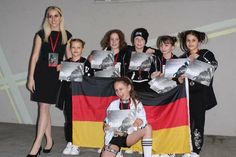 Natasa Misic (Tanztrainerin und Inhaberin), Amelie Hoyer, Milo Harling, Lasse Breiter, Thalia Gehrls, Luana Braasch (v. lks.), Jette Wichmann (vorne).