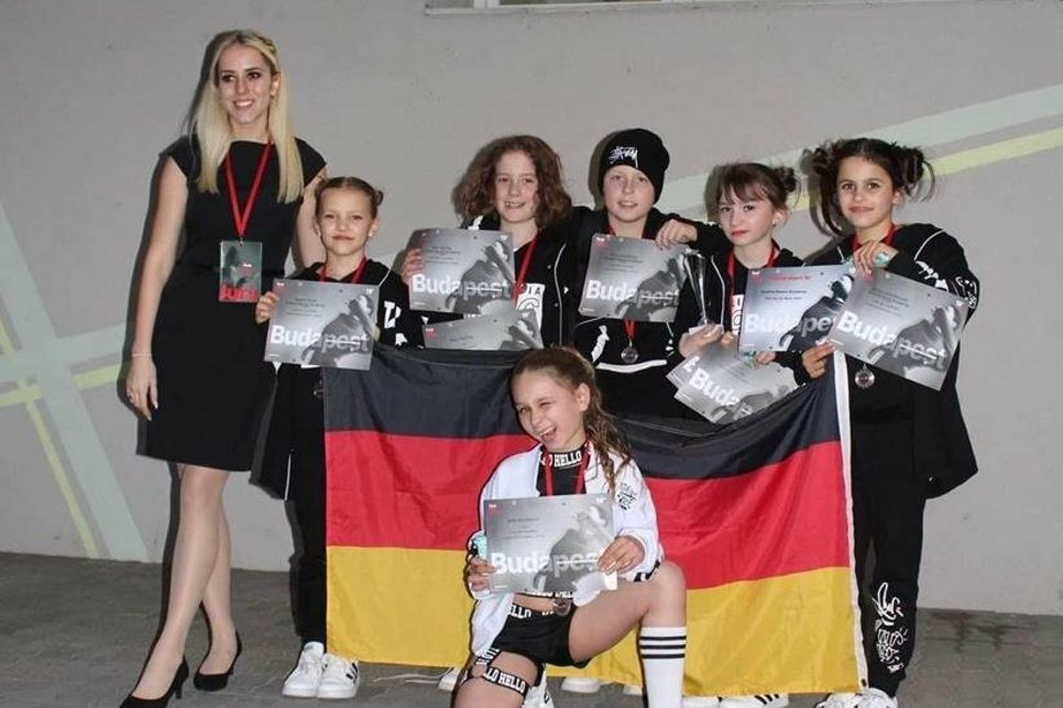 Natasa Misic (Tanztrainerin und Inhaberin), Amelie Hoyer, Milo Harling, Lasse Breiter, Thalia Gehrls, Luana Braasch (v. lks.), Jette Wichmann (vorne).