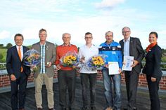 Die Preisträger der ersten fünf Plätze mit VR Bank Vorstand Klaus Treimer (lks.) und Leitung Öffentlichkeitsarbeit Wibke Wrobel (re.). Klaus Treimer betonte, dass es bei diesem Wettbewerb keine Verlierer gebe.