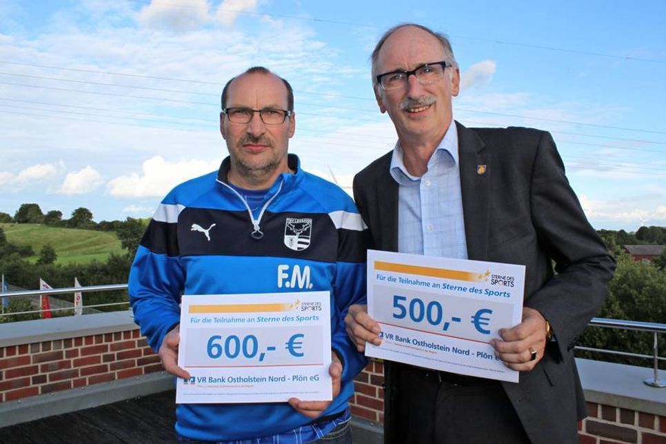 Trainer vom TSV Lensahn Frank Müller (lks.) und 2. Vorsitzender des SC Cismar Bernd Heuer.