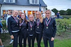 Die seit Jahren erfolgreiche Mädchenmannschaft des Golf Club Brodauer Mühle wurde im Golfpark Sülfeld Vizemeister von Schleswig-Holstein in der Altersklasse 16. Glückwunsch an Laura Thieme, Cindy Hohenecker, Noemi Schmidt, Fenja Thieme und Leonie Ankele. Das Team wurde 36 Löcher von ihrem Trainer Sven Ankele begleitet und von der Jugendwartin Steffi Buhtz unterstützt. Sieger wurde das Team vom GC Großensee. (red)