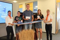 Die Kundenberaterinnen Katharina Duman (lks.) und Anja Domann bei der Gewinnübergabe.