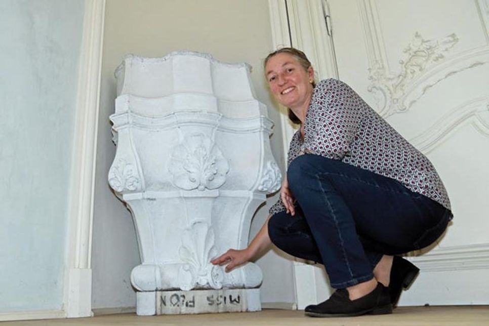 Postamente zurück im Prinzenhaus: Dr. Silke Hunzinger präsentiert einen der vier Sockel an seinem Originalplatz im Blauen Kabinett.