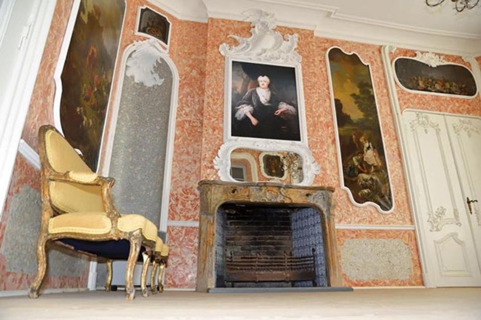 Auch im Stuck-Marmorkabinett waren die Raumecken mit Figurenköpfen verziert, die auf Postamenten erhöht präsentiert wurden.