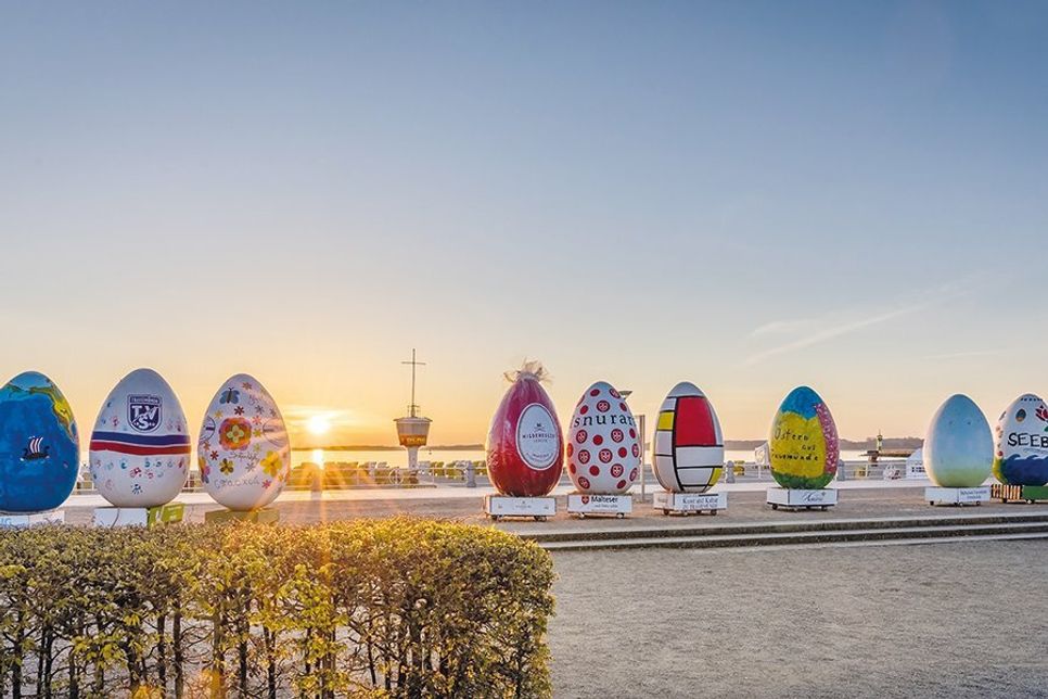 Ostermünde mit XXL-Ostereier: Sonnenaufgang an der Strandpromenade in Travemünde.