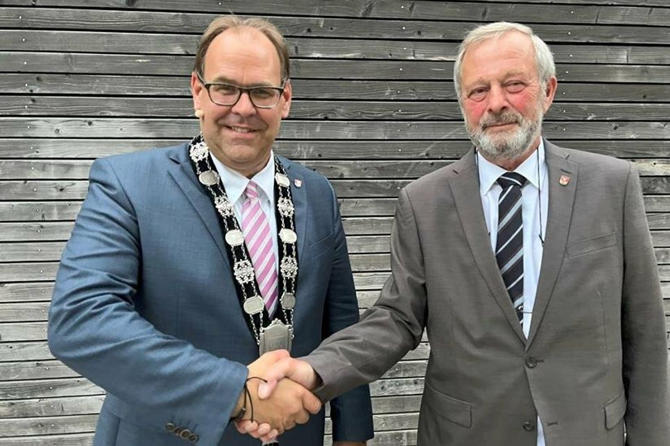 Bürgermeister Mirko Spieckermann (lks.) gratuliert dem neu gewählten Bürgervorsteher Heinrich-Anton Holtfester.