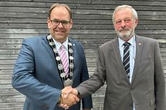 Bürgermeister Mirko Spieckermann (lks.) gratuliert dem neu gewählten Bürgervorsteher Heinrich-Anton Holtfester.