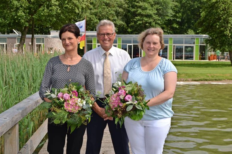 Bürgermeister Volker Owerien überreichte Café-Pächterin Sonja Bundt (links) und Kerstin Manigel, Leiterin der Hochbauabteilung der Gemeindeverwaltung, Blumen als Dankeschön. (Foto: René Kleinschmidt)