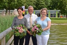 Bürgermeister Volker Owerien überreichte Café-Pächterin Sonja Bundt (links) und Kerstin Manigel, Leiterin der Hochbauabteilung der Gemeindeverwaltung, Blumen als Dankeschön. (Foto: René Kleinschmidt)