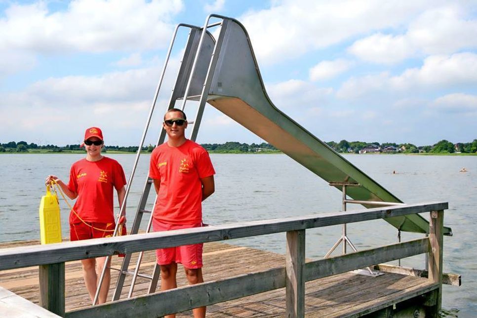 Ulrike und Nicolas von der DLRG sorgen für die Sicherheit beim Baden. (Foto: René Kleinschmidt)