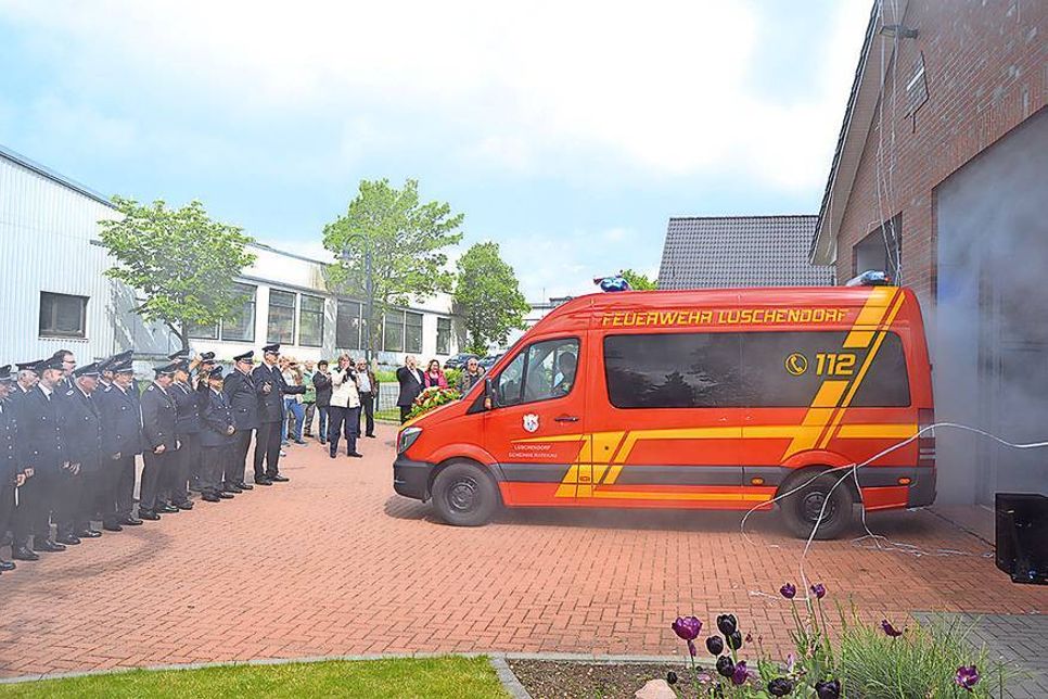 Begleitet von dichten Nebelschwaden, rollt das neue Fahrzeuge aus dem Feuerwehrhaus. (Foto: Setje-Eilers)