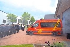 Begleitet von dichten Nebelschwaden, rollt das neue Fahrzeuge aus dem Feuerwehrhaus. (Foto: Setje-Eilers)