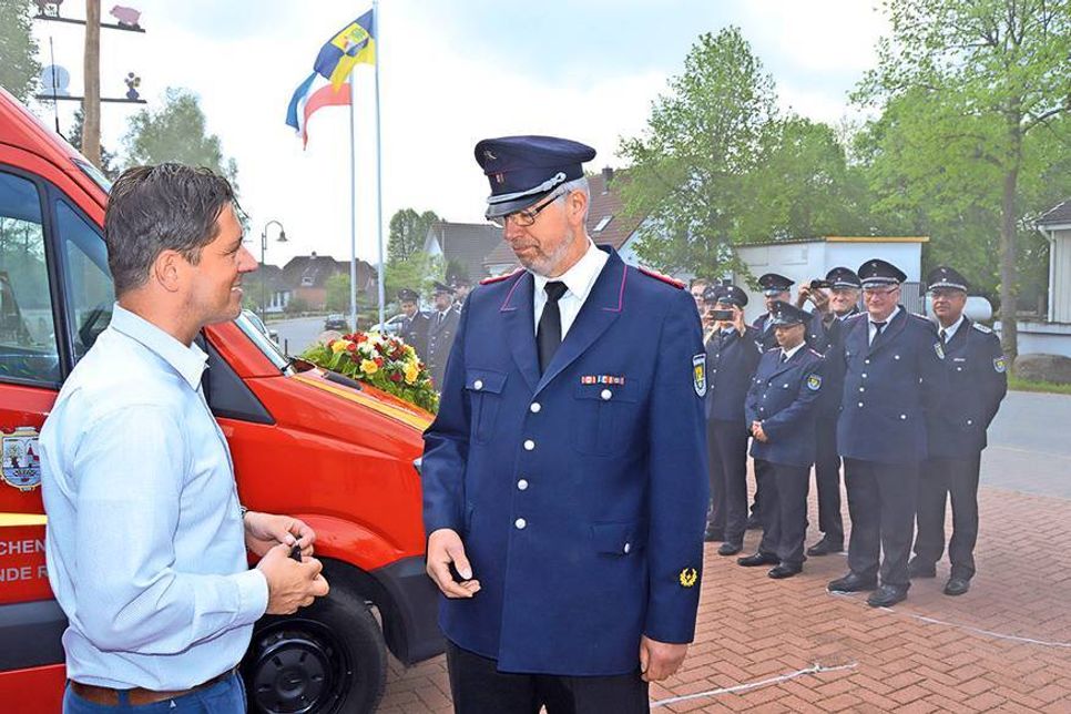 Ratekaus Bürgermeister Thomas Keller übergibt den Fahrzeugschlüssel an Luschendorfs Ortswehrführer Thomas Haarlack. (Foto: Setje-Eilers)