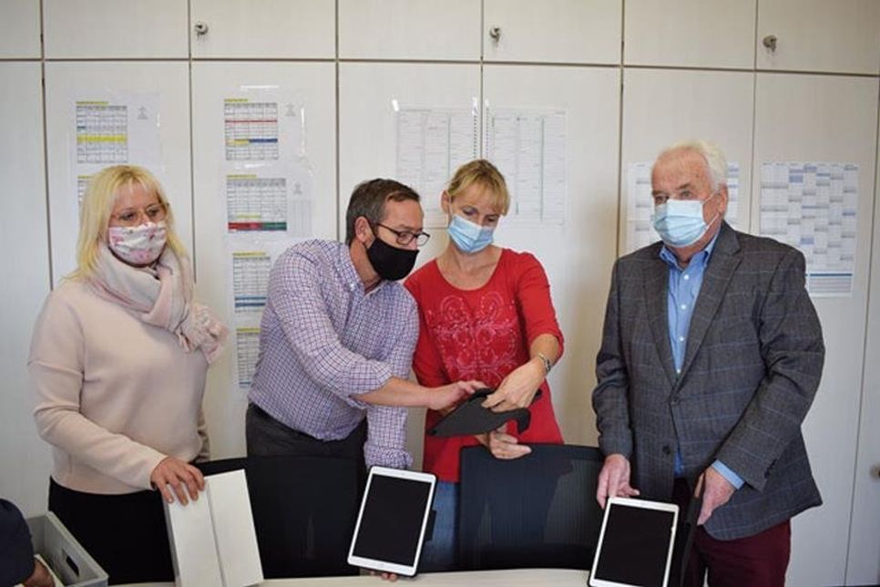 Übergabe der iPads in der Schule im Augustental: Caroline Heinrich (von links, Kuratorium Kinderhilfswerk), die Schulleiter Sven Rathmann und Solveig Märzhäuser sowie Eckhard Jensen (Vorsitzender des Kinderhilfswerk).