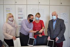 Übergabe der iPads in der Schule im Augustental: Caroline Heinrich (von links, Kuratorium Kinderhilfswerk), die Schulleiter Sven Rathmann und Solveig Märzhäuser sowie Eckhard Jensen (Vorsitzender des Kinderhilfswerk).