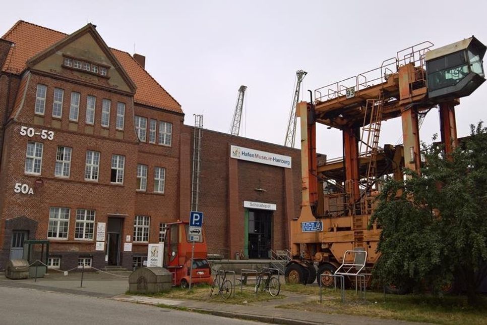 Im Hafenmuseum Hamburg im ehemaligen Freihafen im Schuppen 50a, erbaut Anfang des 19. Jahrhunderts, beginnt die Reise durch die Geschichte des Hamburger Hafens auf die sich das Dorf- und Schulmuseum Schönwalde am 15. September macht.